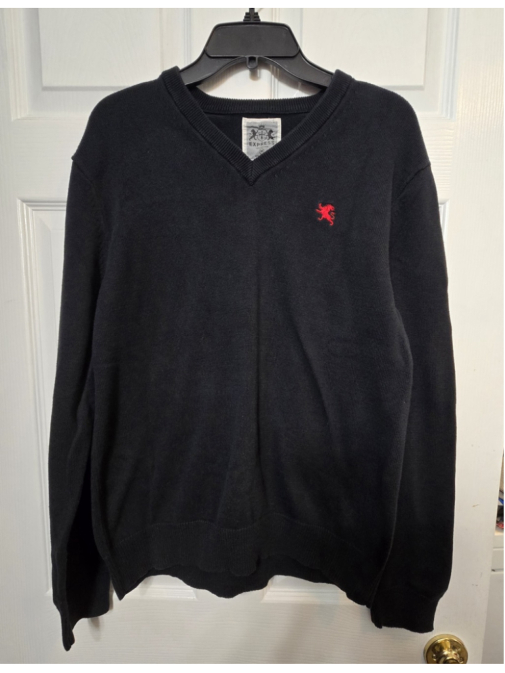 Medium M Black V-Neck Cotton Knit Red Lion Logo 21x26.5